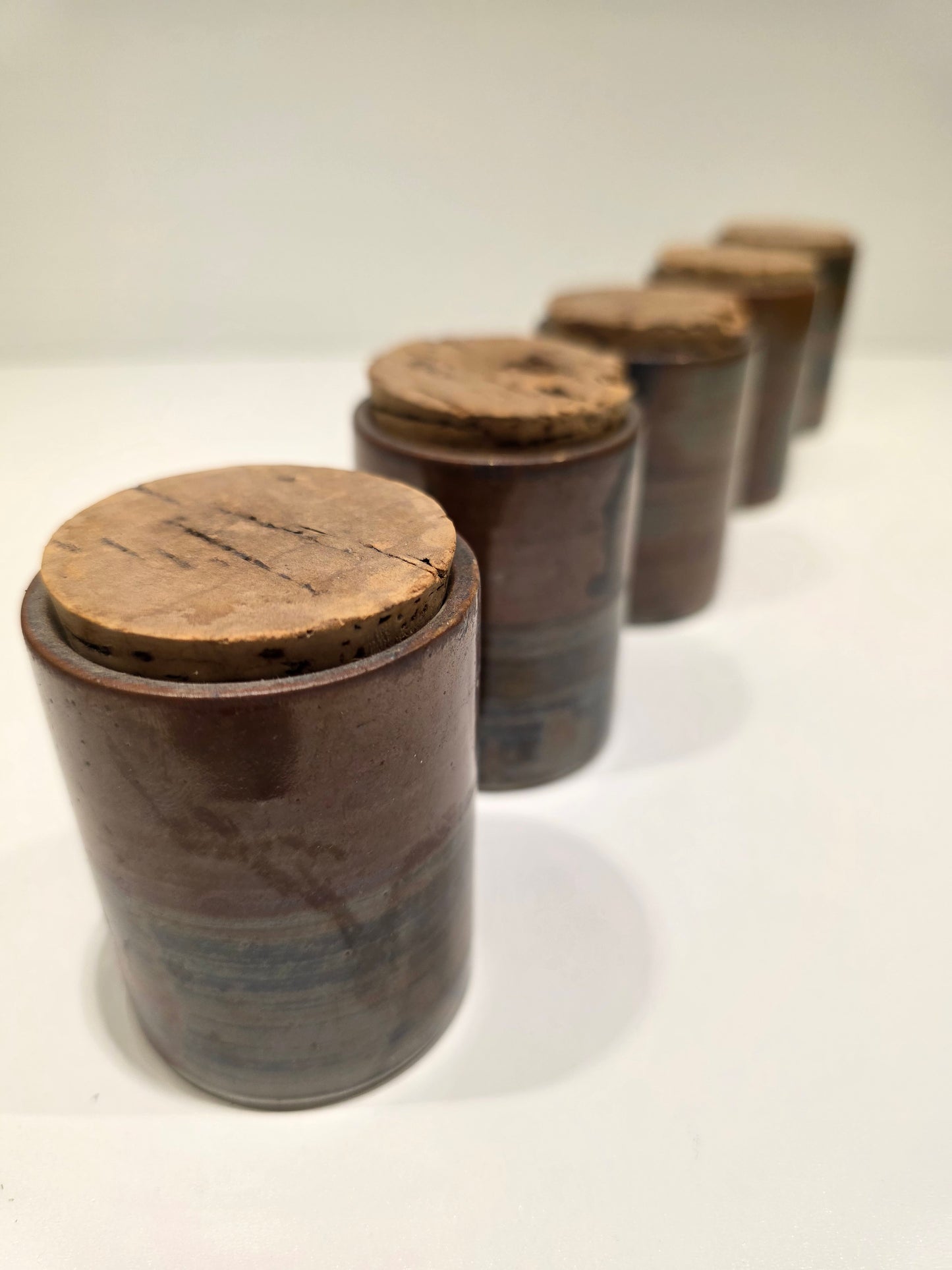 Lot de 5 petits pots à épices en grès émaillé