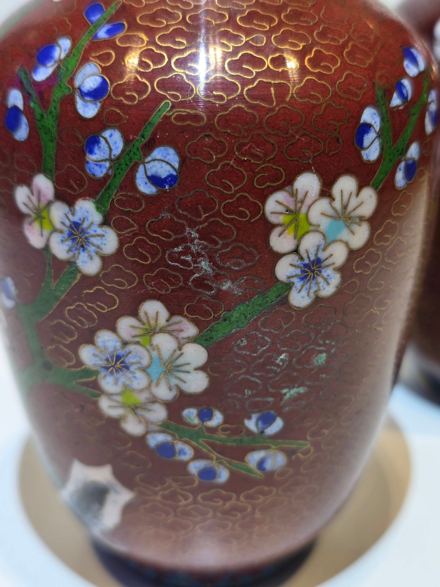 Paire de petits vases "cloisonné" Asie. Émaux et laiton
