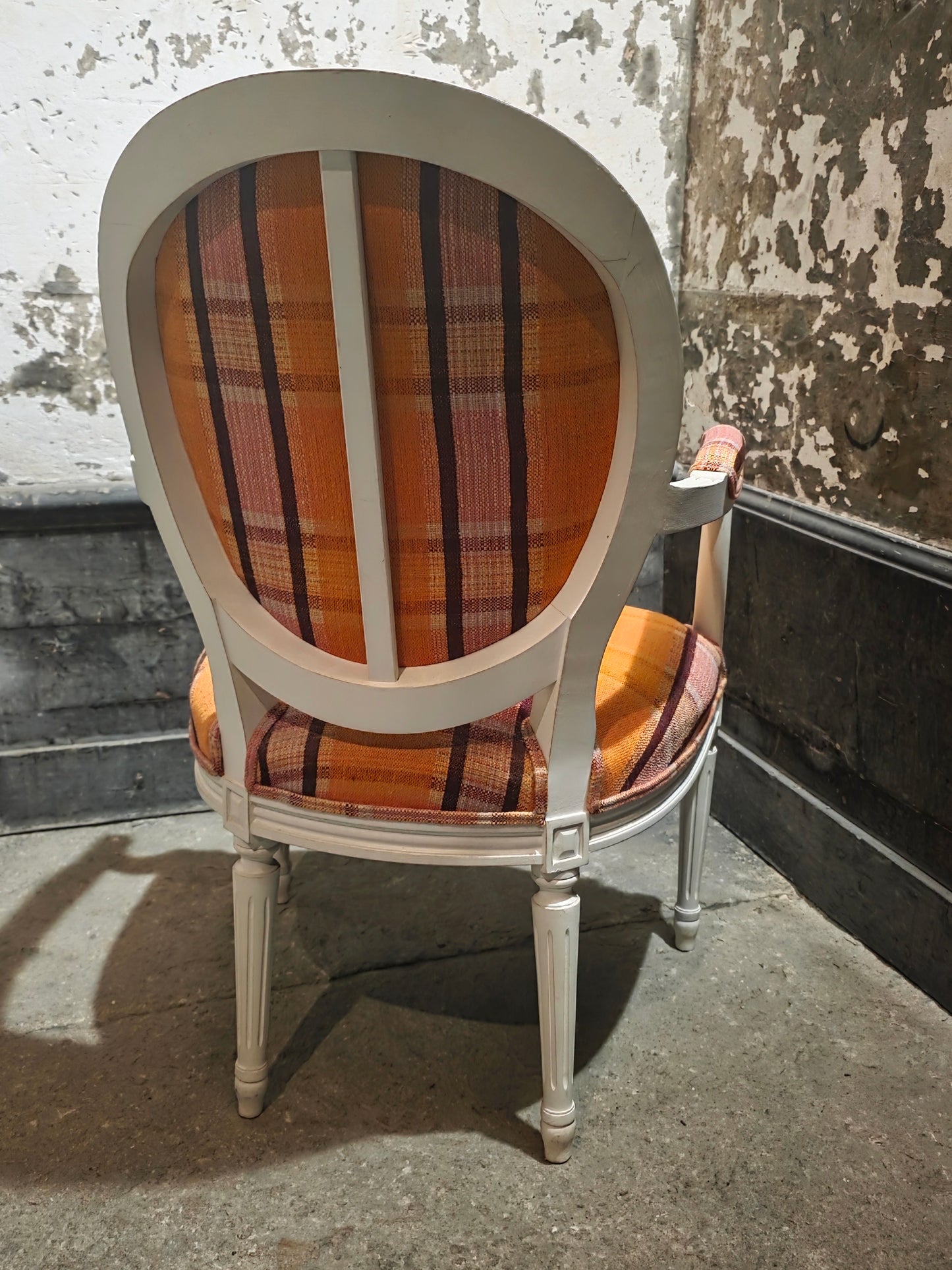 Fauteuil Louis XVI entièrement restauré tissu orange et rose
