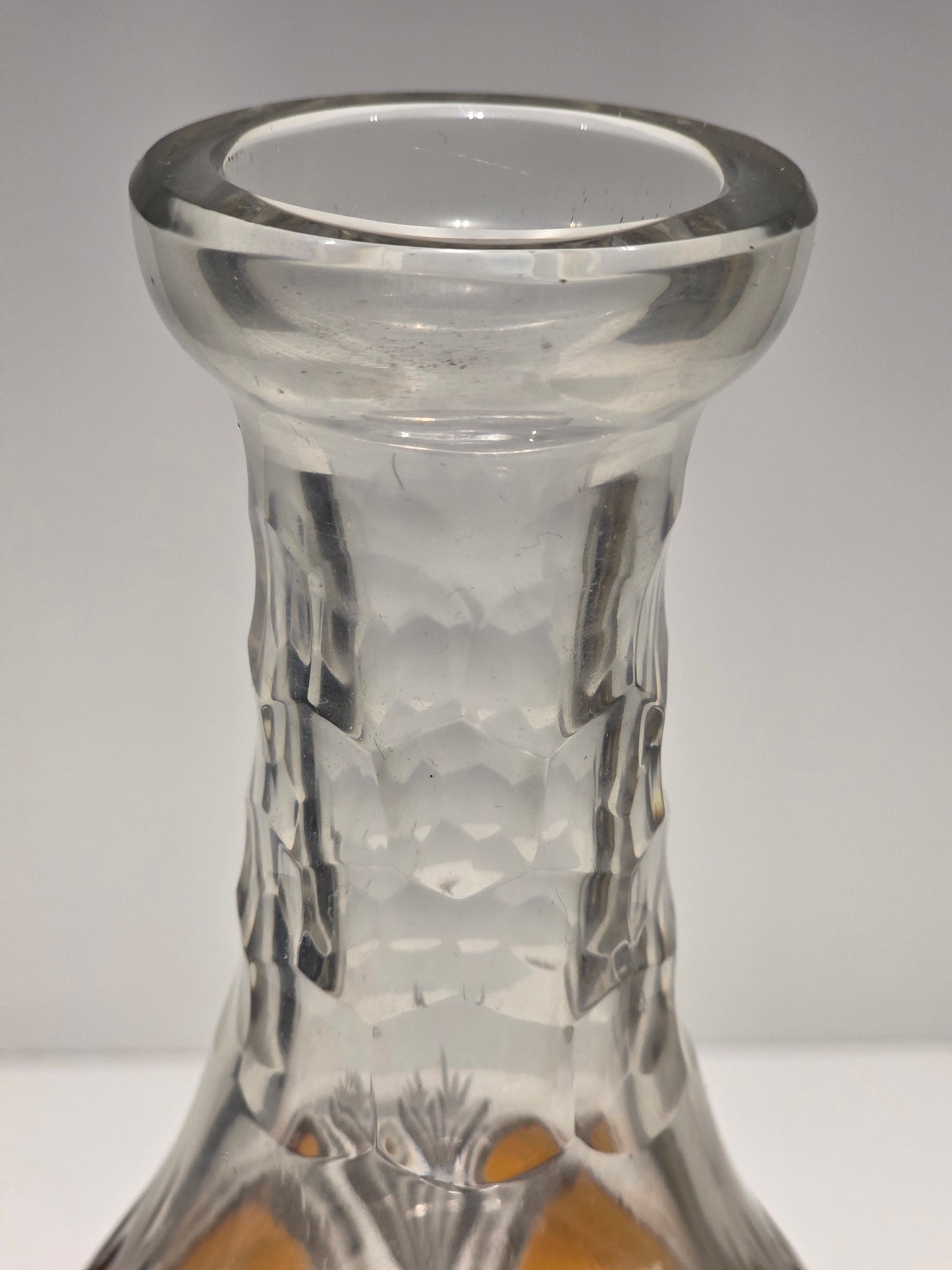 Carafe en cristal ambré de bohème 20ème siècle
