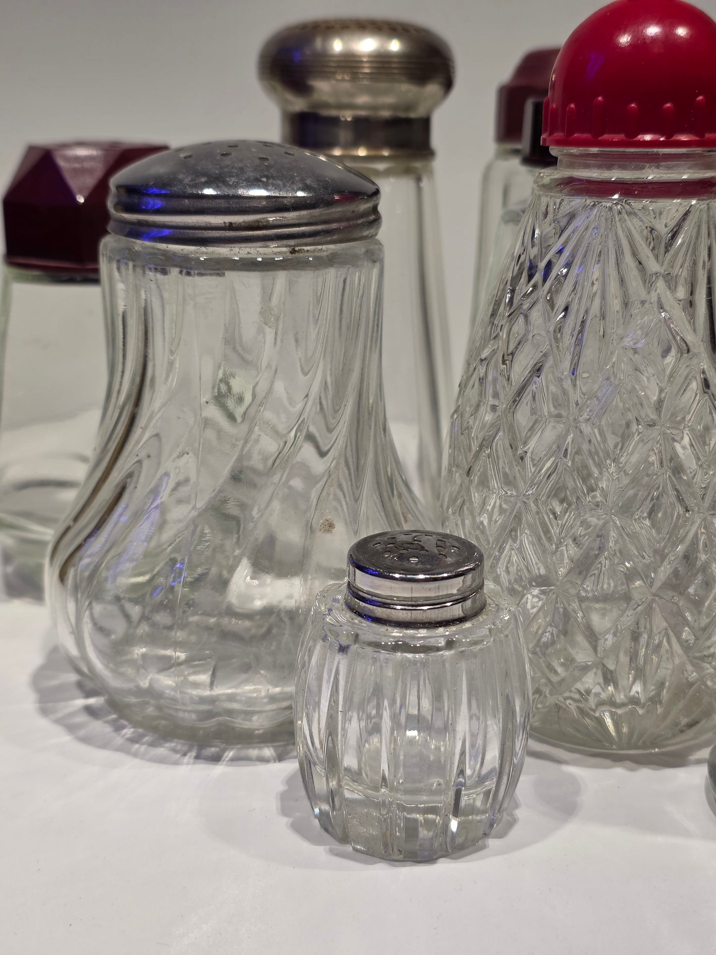 Lot de sucrières, salières et poivrieres verre, Bakélite et métal