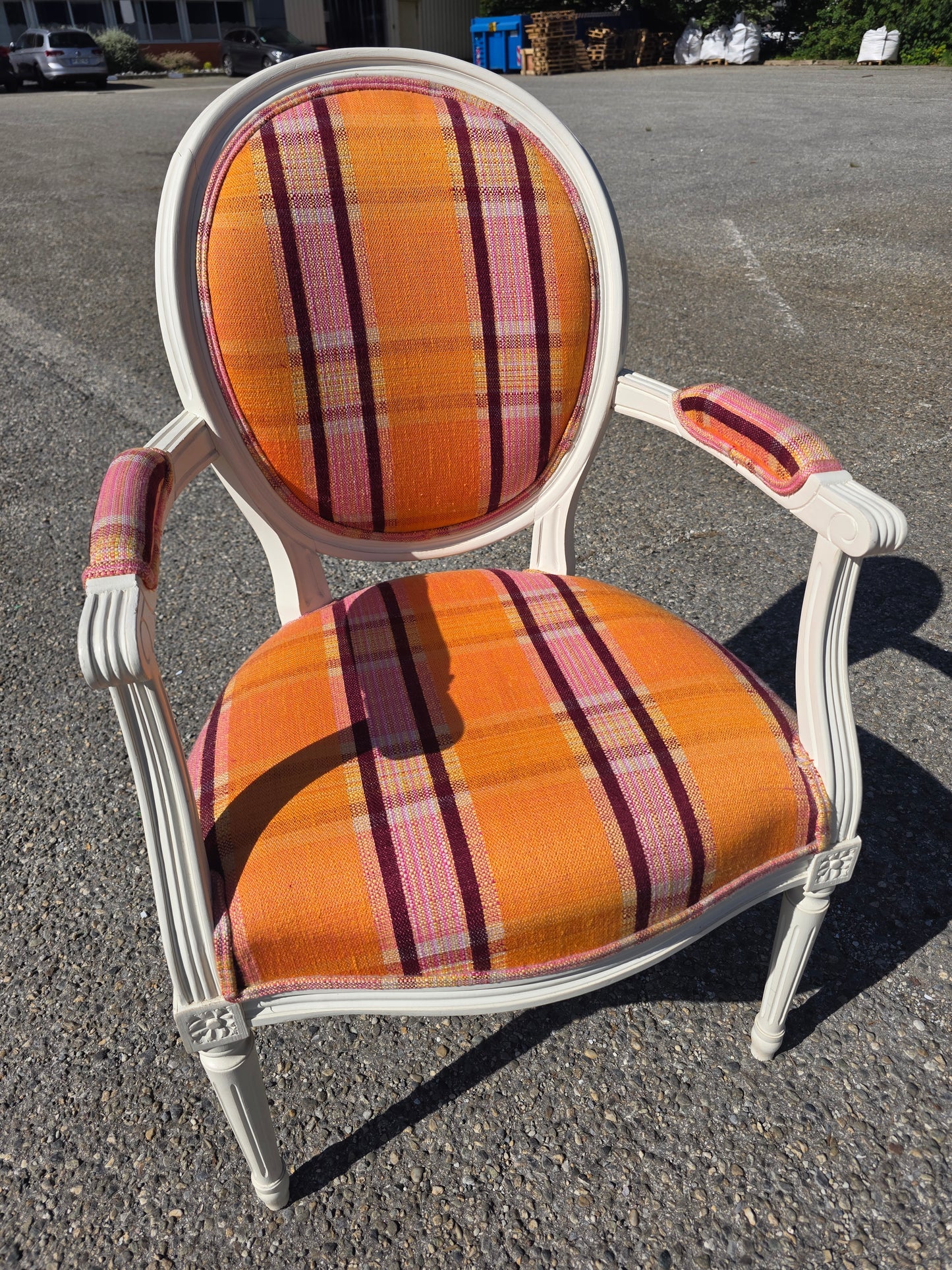 Fauteuil Louis XVI entièrement restauré tissu orange et rose