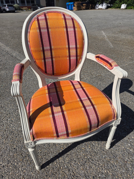 Fauteuil Louis XVI entièrement restauré tissu orange et rose