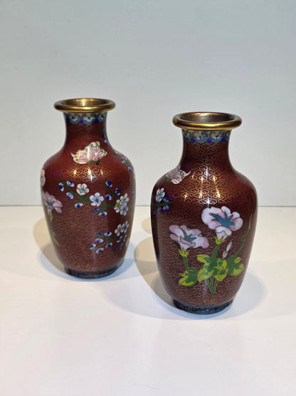Paire de petits vases "cloisonné" Asie. Émaux et laiton