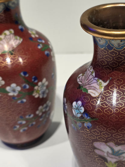 Paire de petits vases "cloisonné" Asie. Émaux et laiton