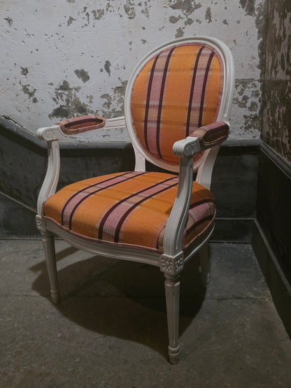Fauteuil Louis XVI entièrement restauré tissu orange et rose