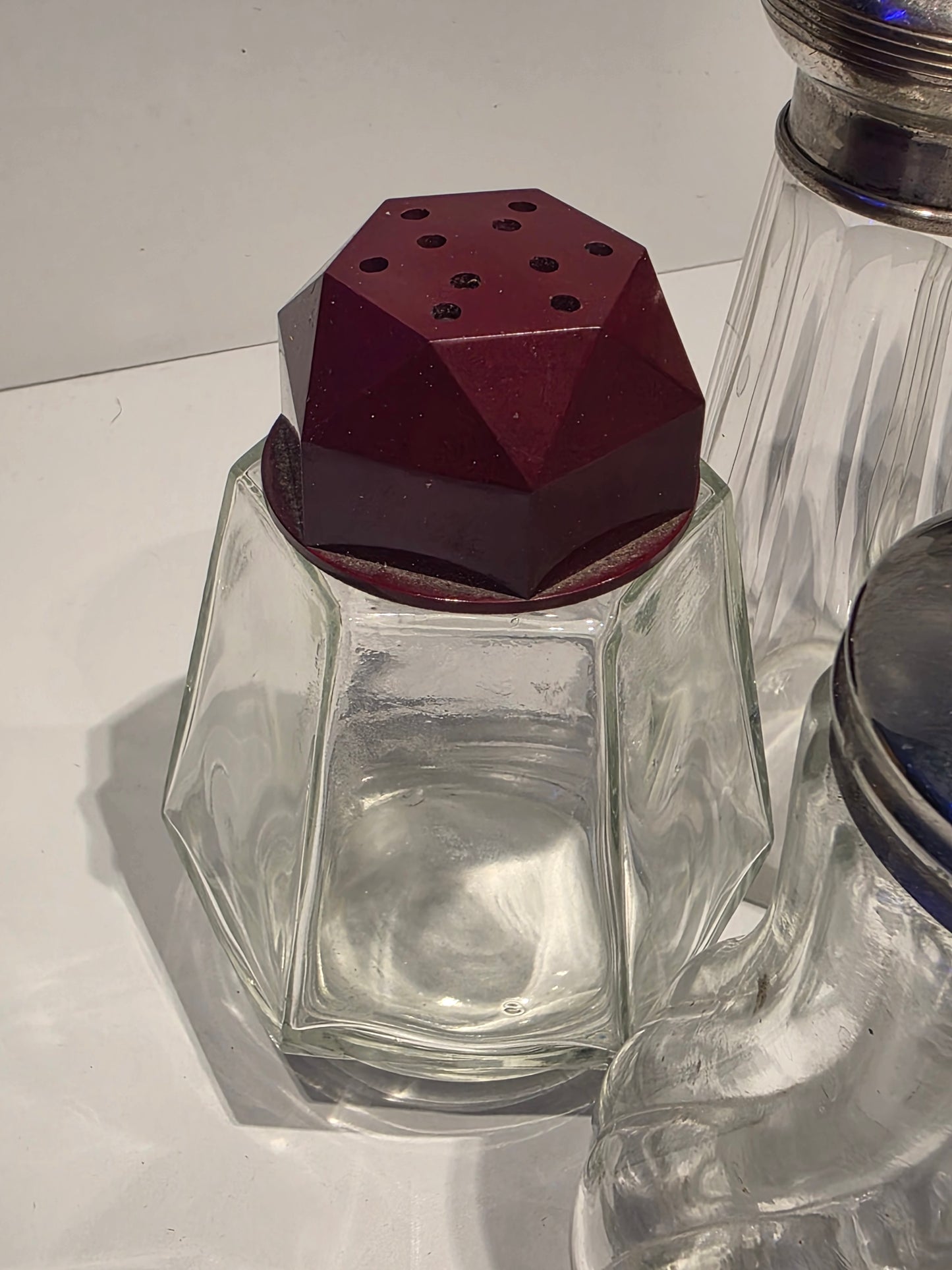 Lot de sucrières, salières et poivrieres verre, Bakélite et métal
