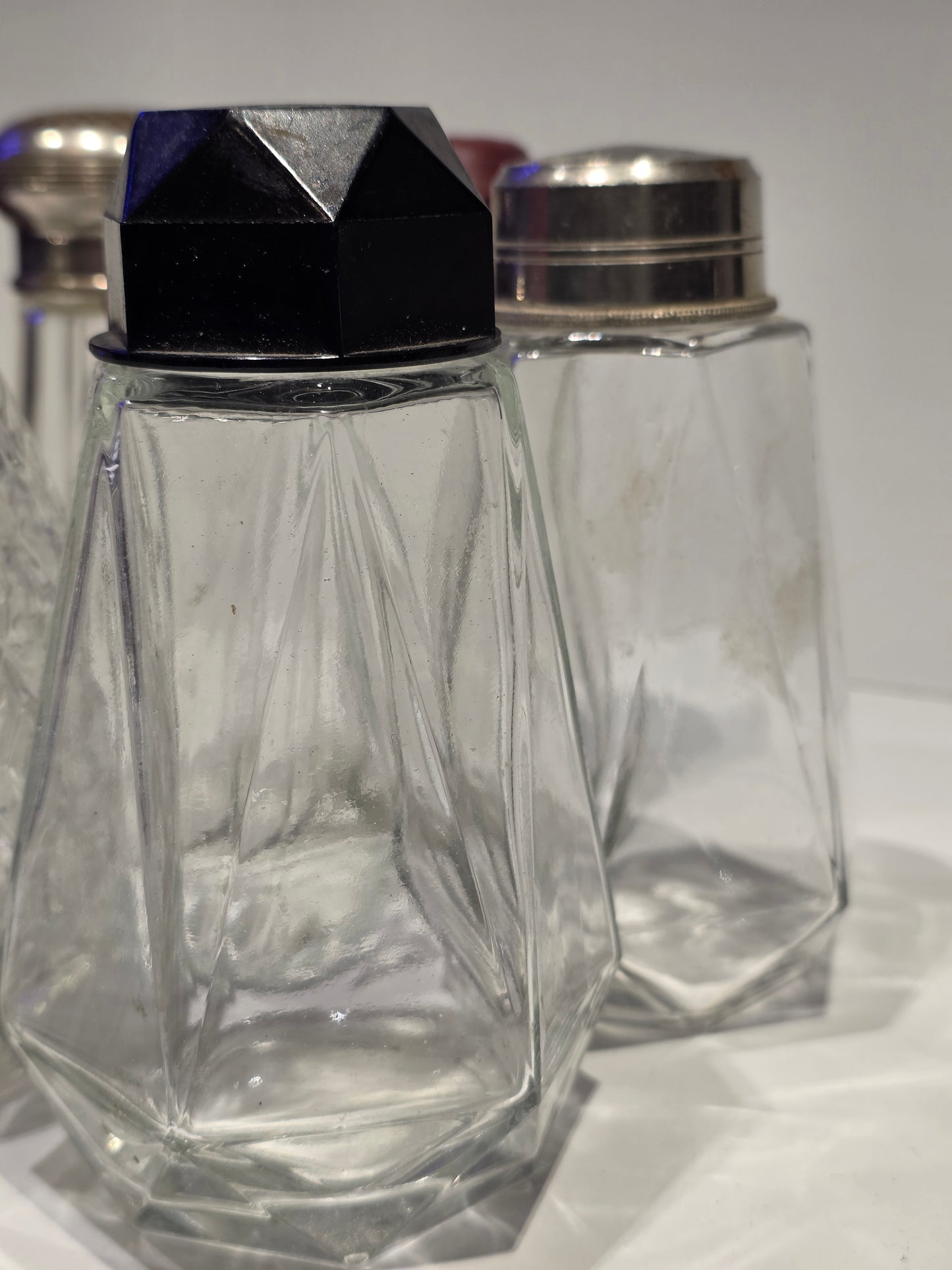 Lot de sucrières, salières et poivrieres verre, Bakélite et métal