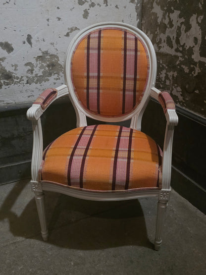 Fauteuil Louis XVI entièrement restauré tissu orange et rose