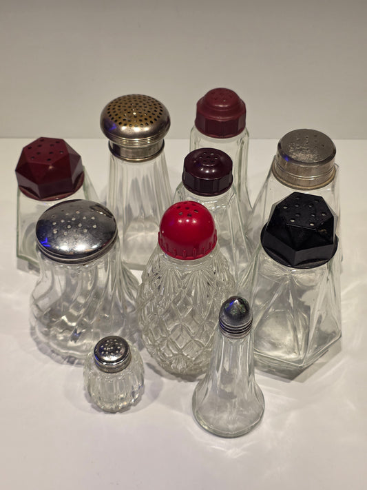 Lot de sucrières, salières et poivrieres verre, Bakélite et métal