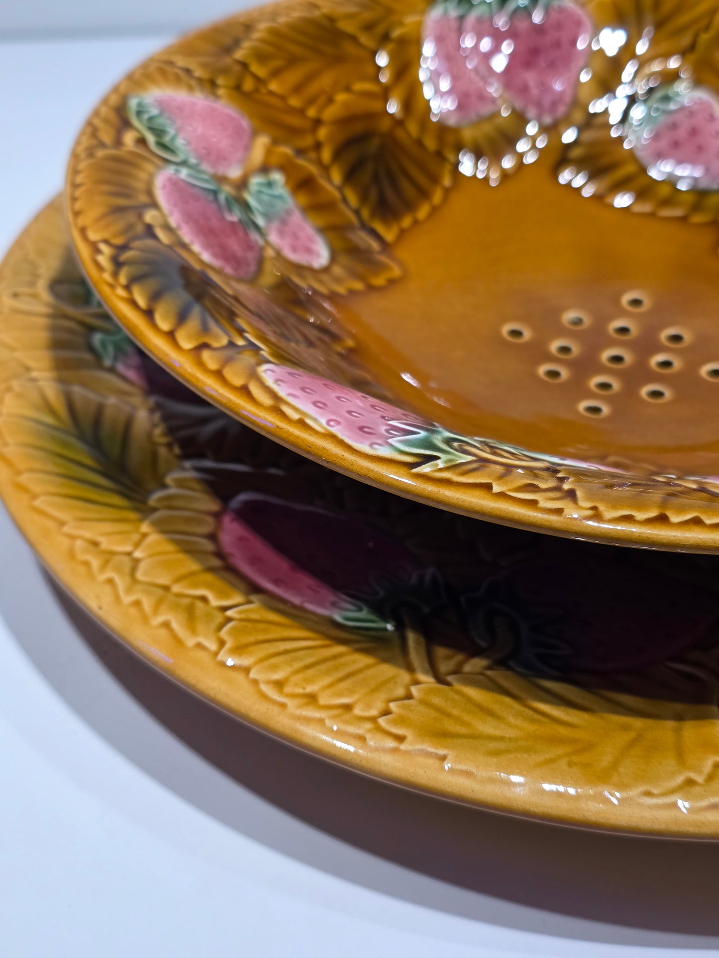 Passoire à fruits en Barbotine et plat de présentation Salin les bains