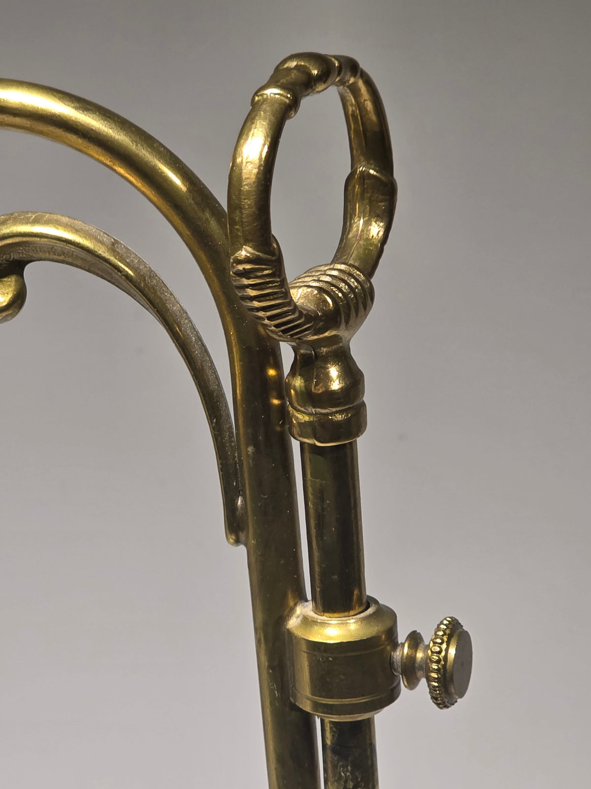 Lampe tulipe en laiton style art nouveau