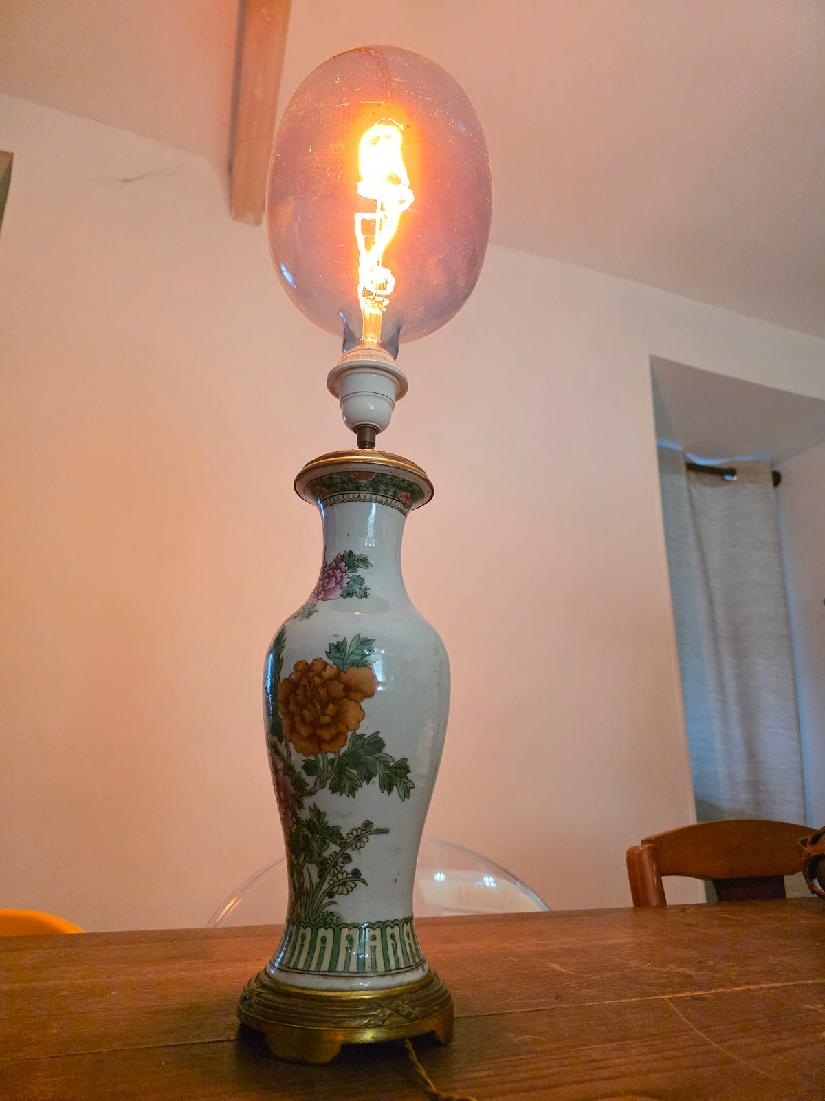 Lampe montée sur vase rouleau porcelaine 19ème siècle