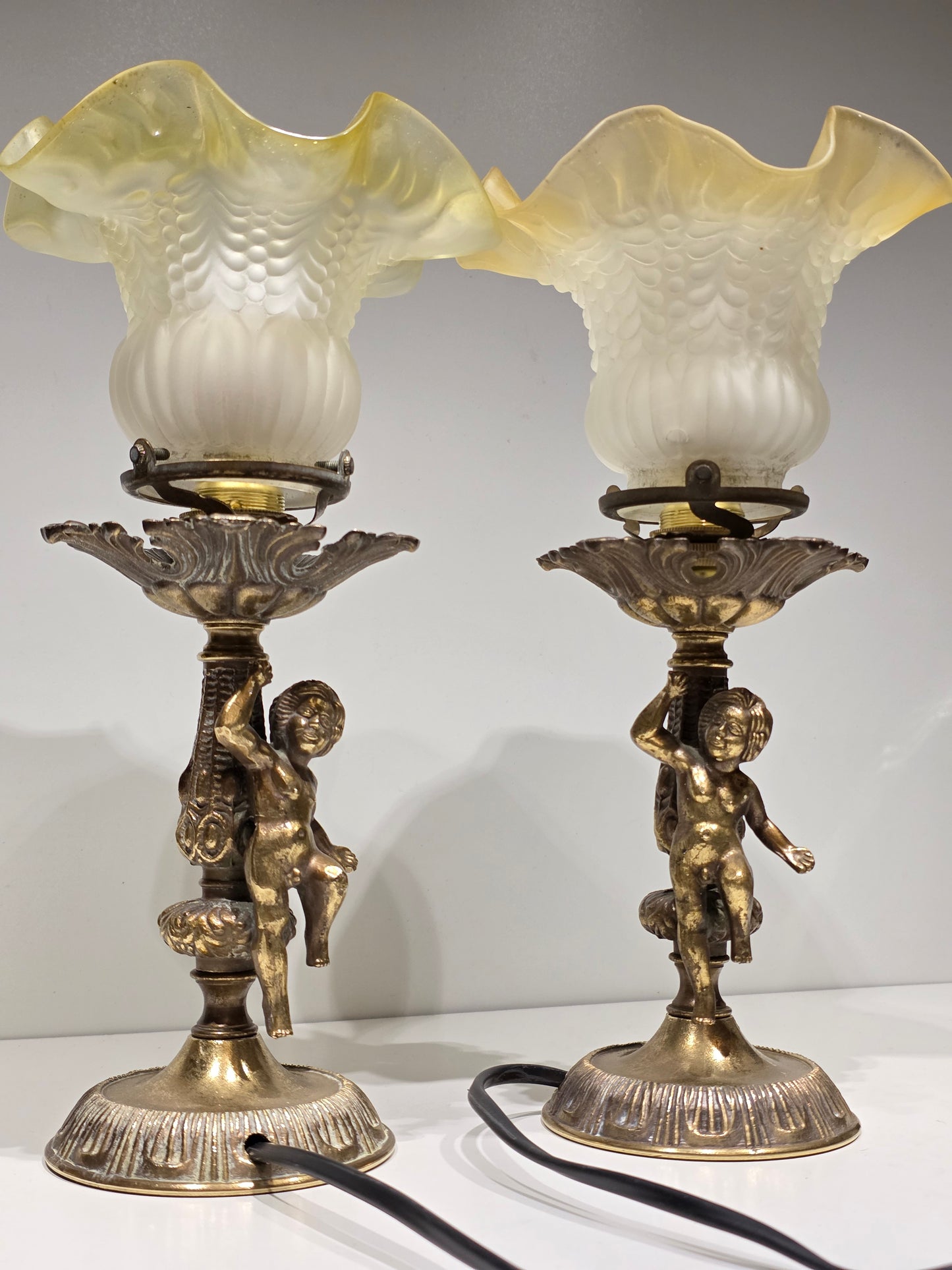 Paire de lampe sur pied "angelots" en bronze et pates de verre