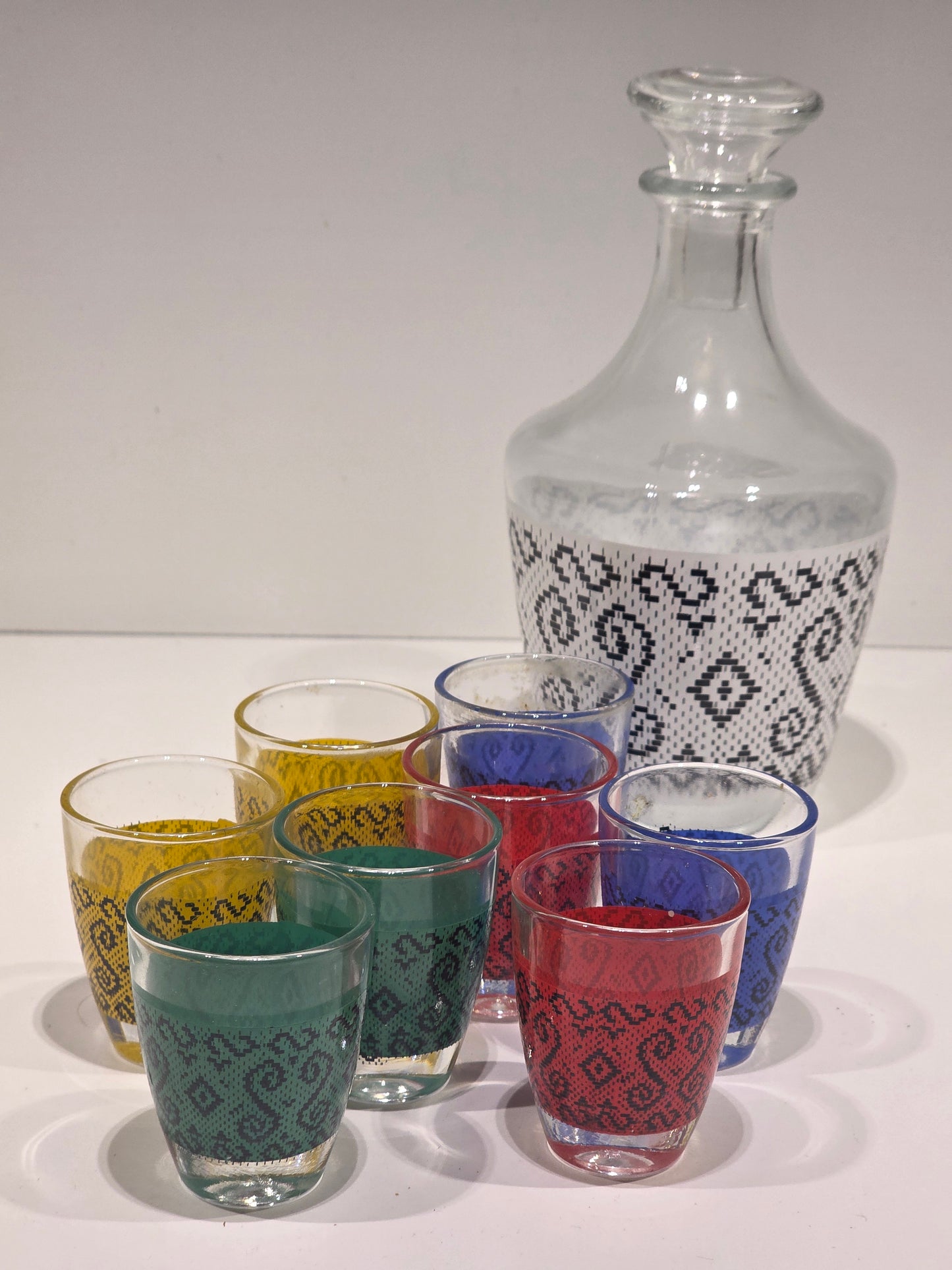 Carafe et ses huit petits verres à alcool années 60