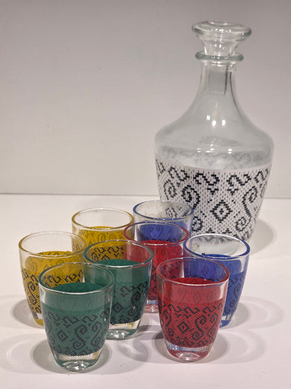 Carafe et ses huit petits verres à alcool années 60