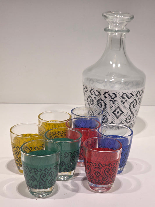 Carafe et ses huit petits verres à alcool années 60