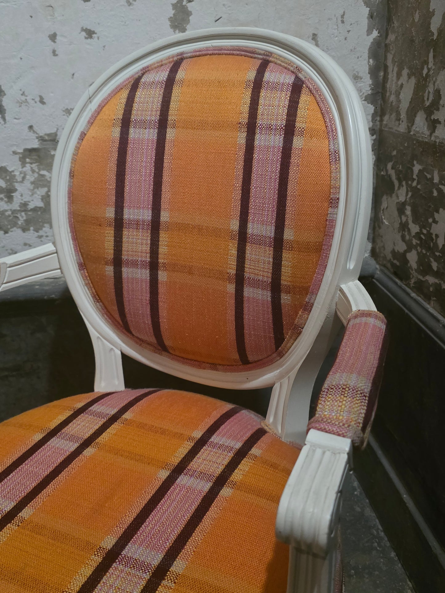 Fauteuil Louis XVI entièrement restauré tissu orange et rose