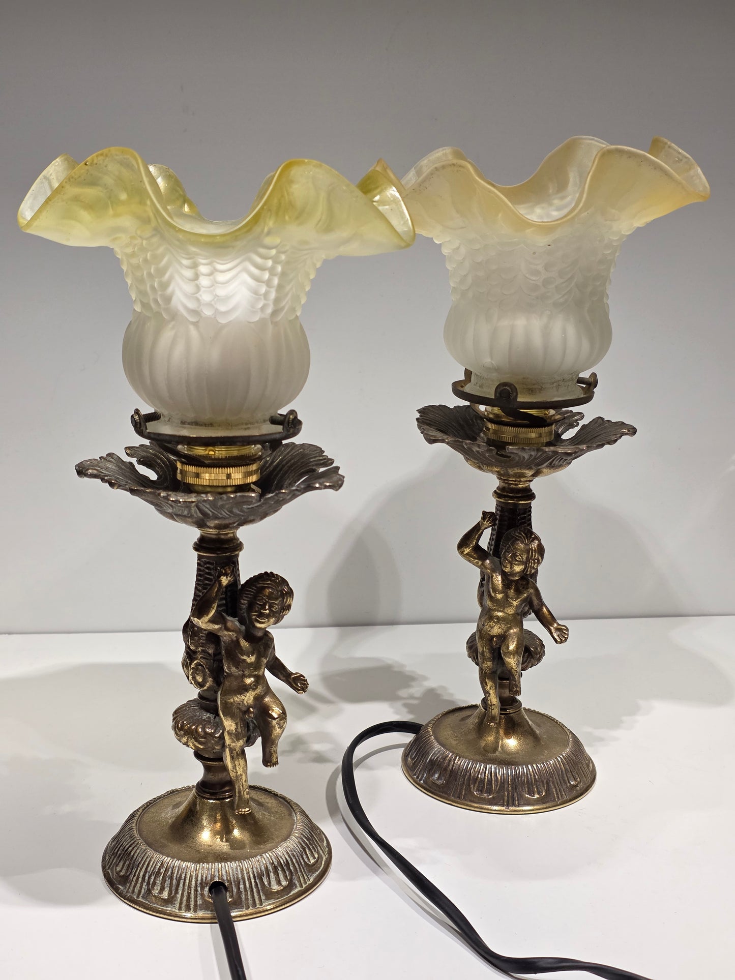 Paire de lampe sur pied "angelots" en bronze et pates de verre