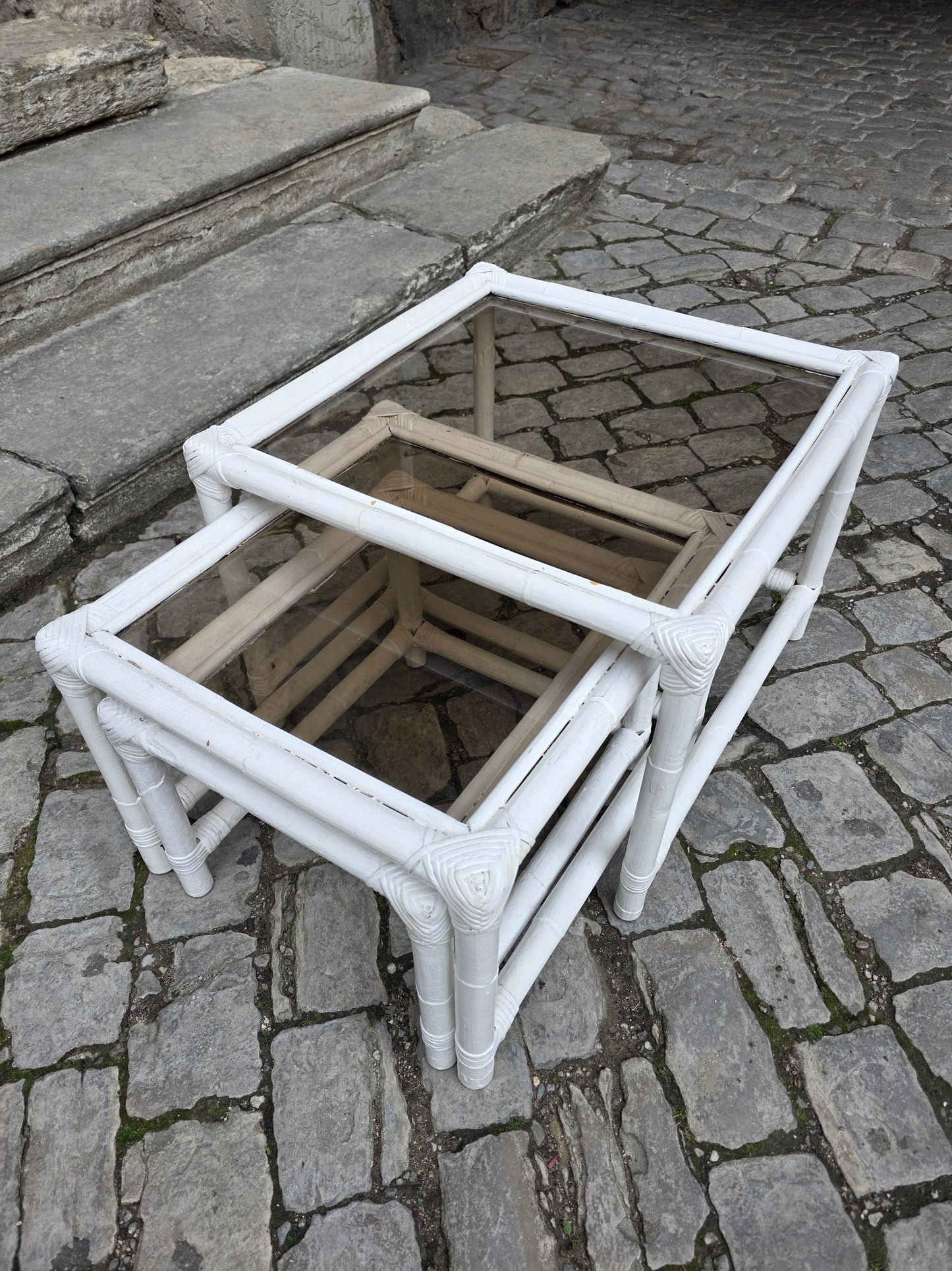 Tables gigogne bambou et verre fumé années 70