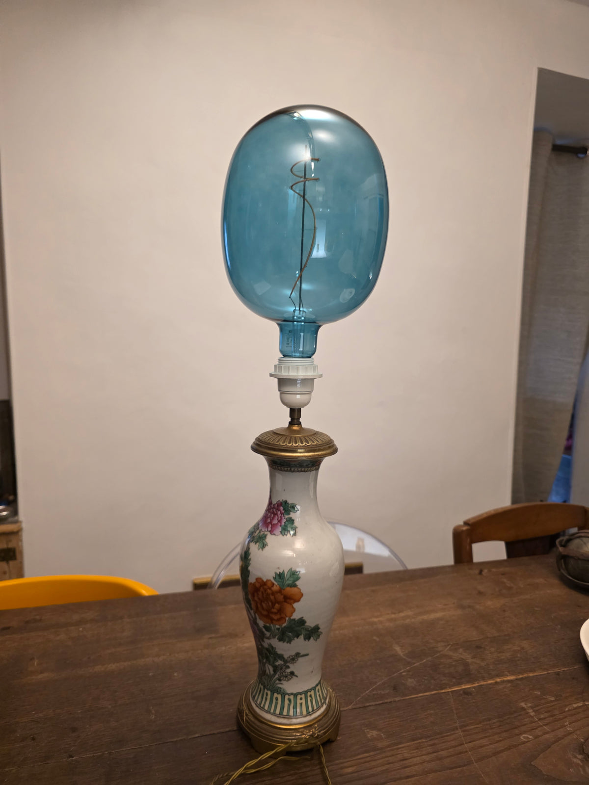 Lampe montée sur vase rouleau porcelaine 19ème siècle