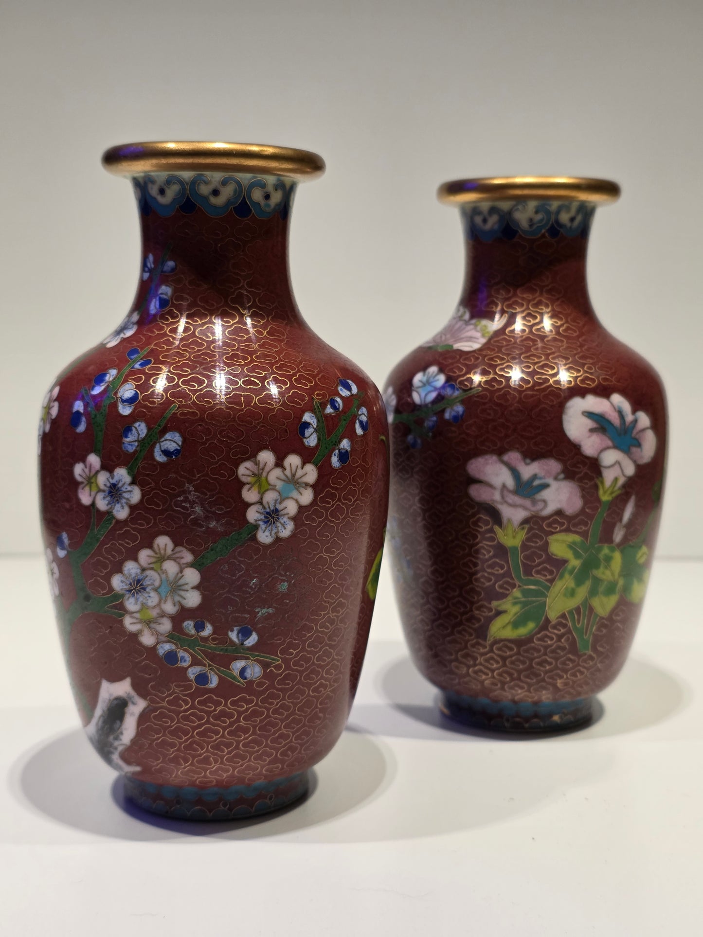 Paire de petits vases "cloisonné" Asie. Émaux et laiton