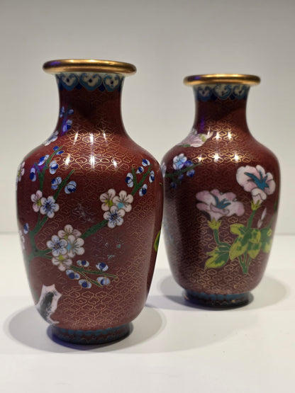 Paire de petits vases "cloisonné" Asie. Émaux et laiton