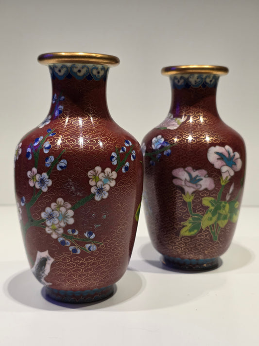 Paire de petits vases "cloisonné" Asie. Émaux et laiton