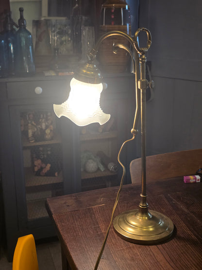Lampe tulipe en laiton style art nouveau