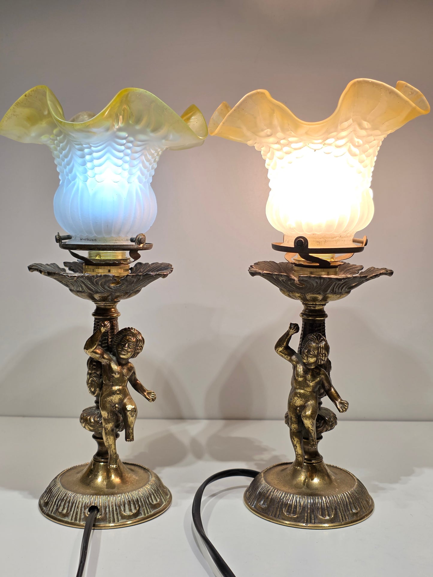 Paire de lampe sur pied "angelots" en bronze et pates de verre