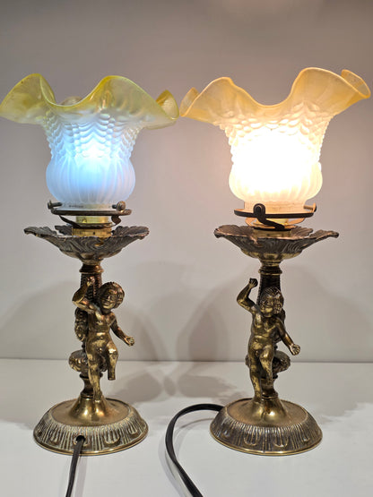 Paire de lampe sur pied "angelots" en bronze et pates de verre
