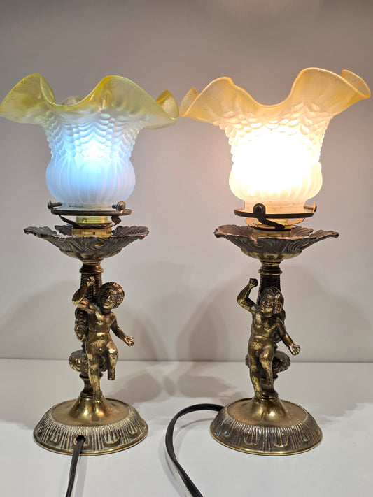 Paire de lampe sur pied "angelots" en bronze et pates de verre