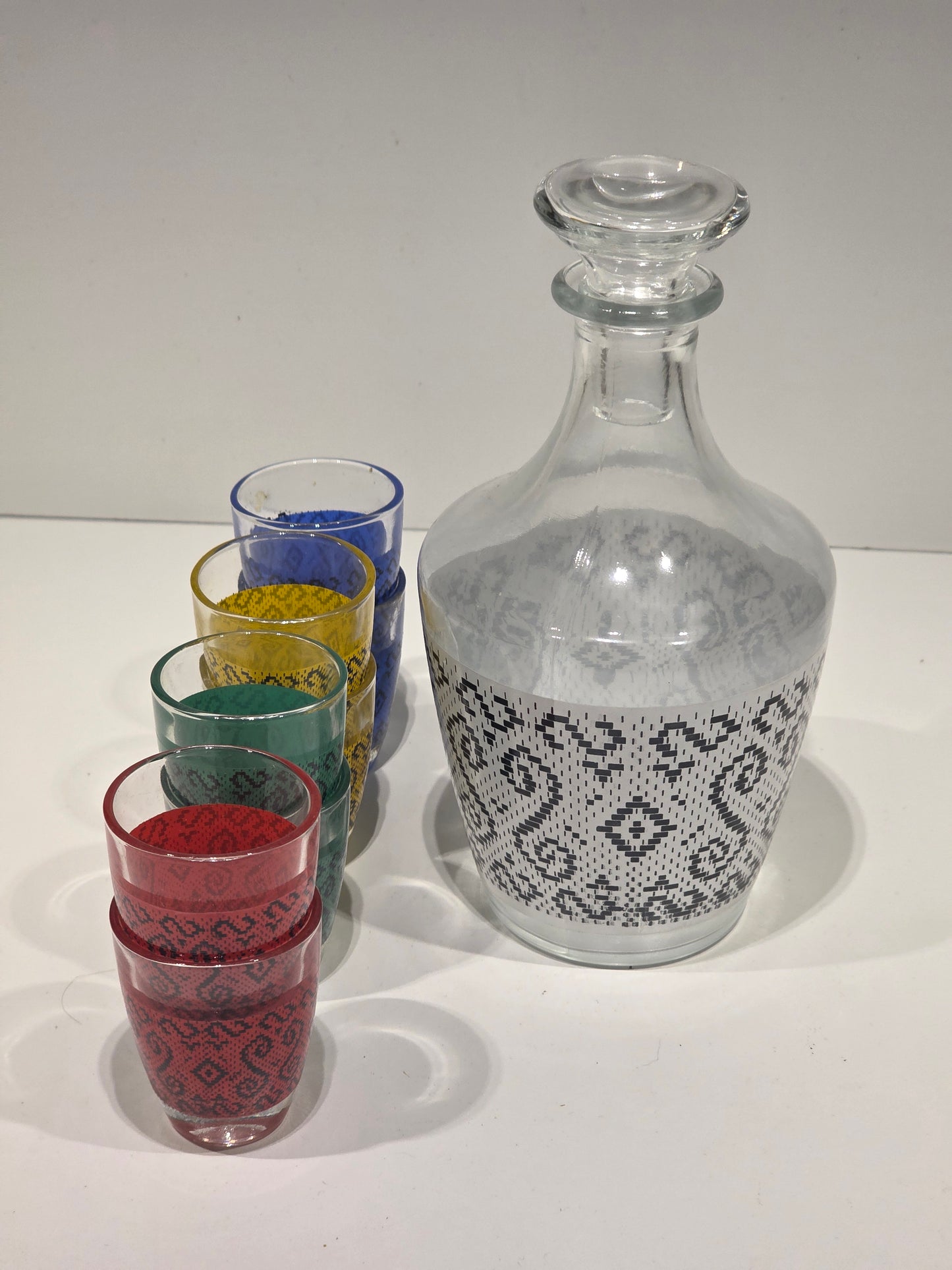 Carafe et ses huit petits verres à alcool années 60