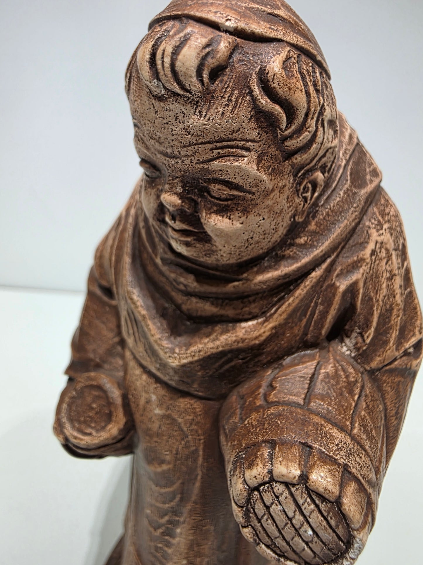 Statuette moine (monk) avec tonneau de bière résine