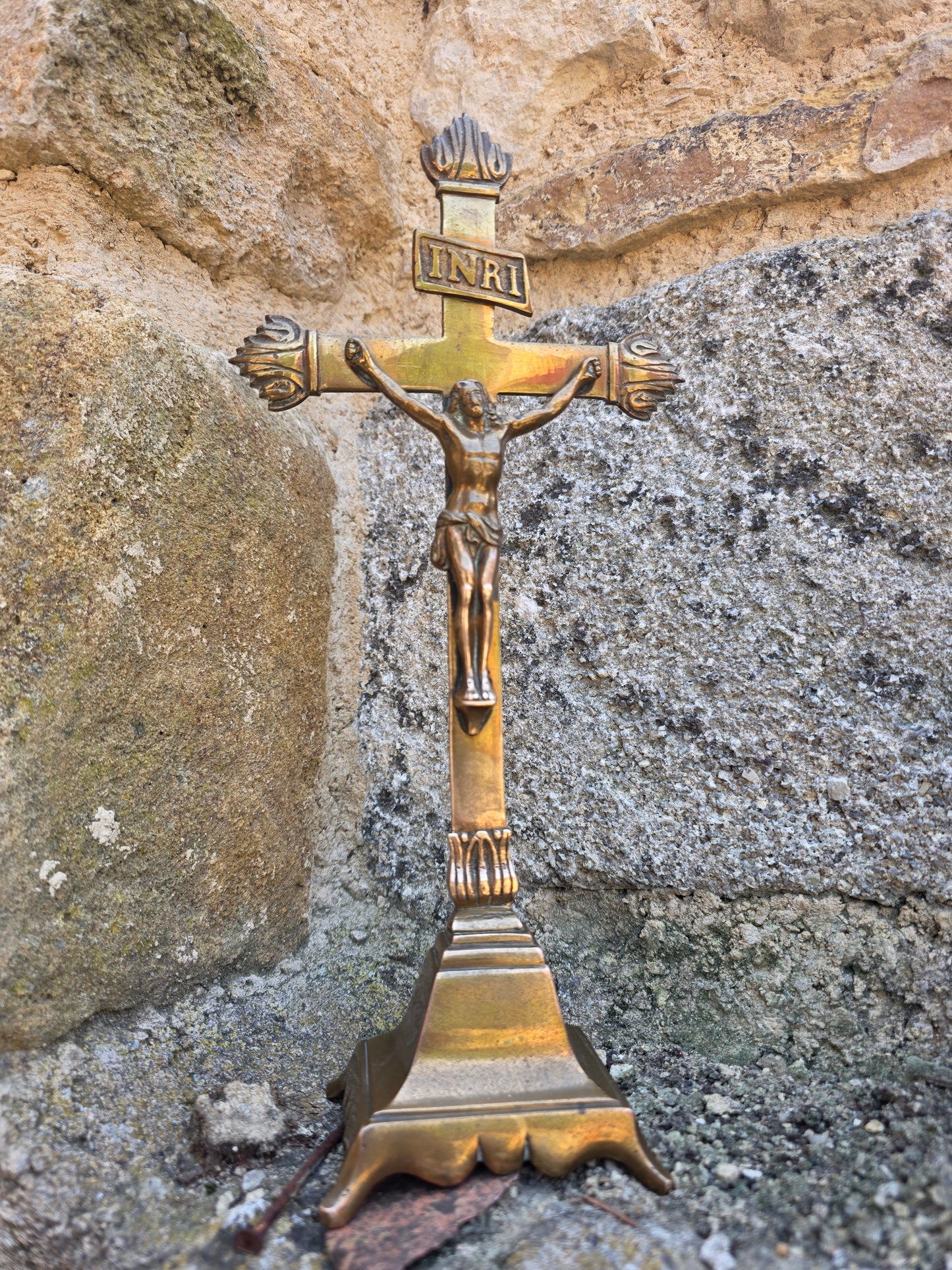 Crucifix laiton du 19ème siècle sur socle ✝️