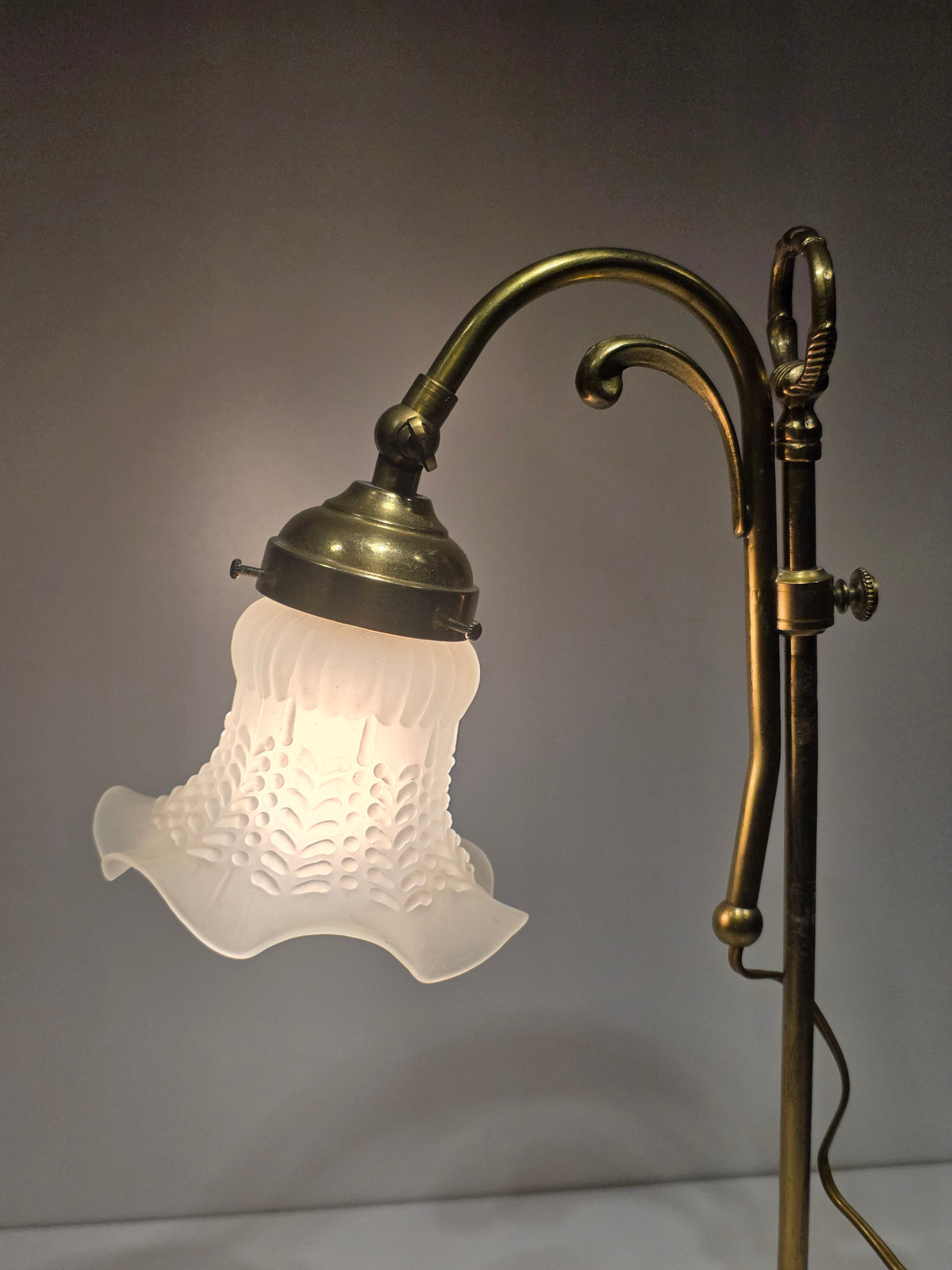 Lampe tulipe en laiton style art nouveau