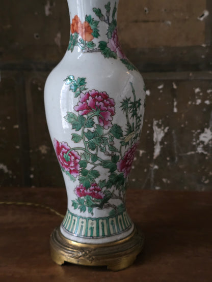 Lampe montée sur vase rouleau porcelaine 19ème siècle