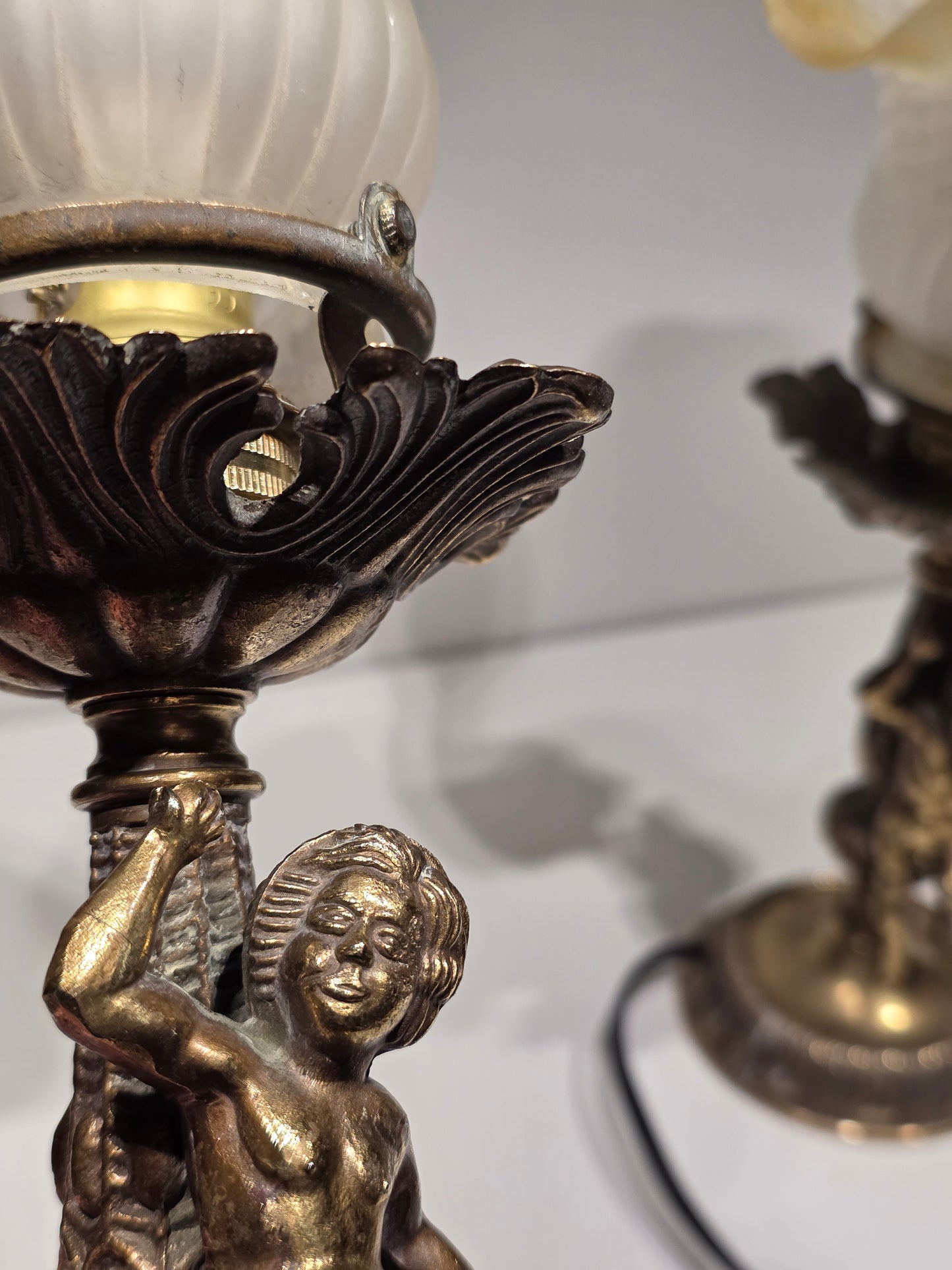 Paire de lampe sur pied "angelots" en bronze et pates de verre