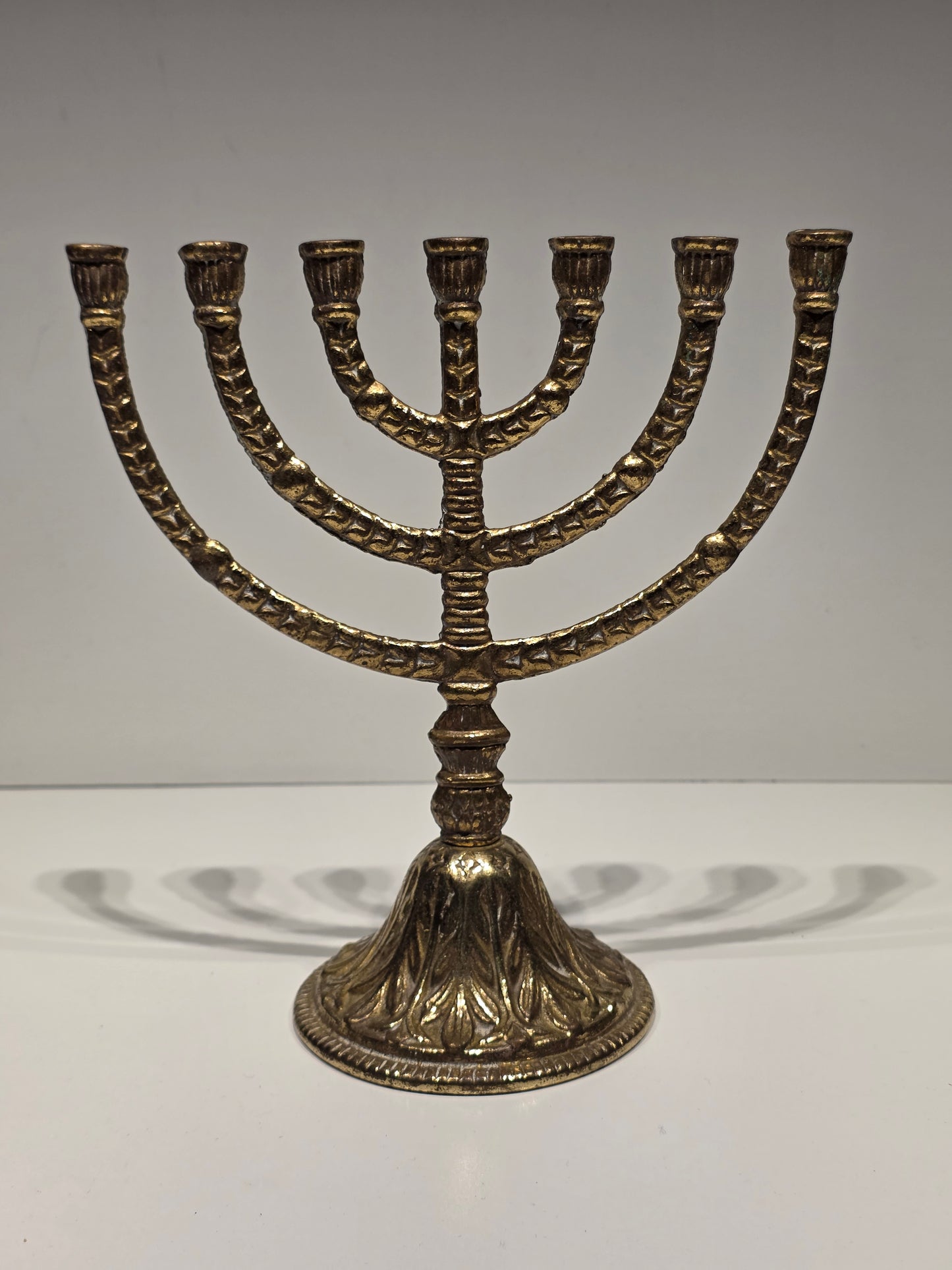 Chandelier Menorah ancienne en laiton signée RP
