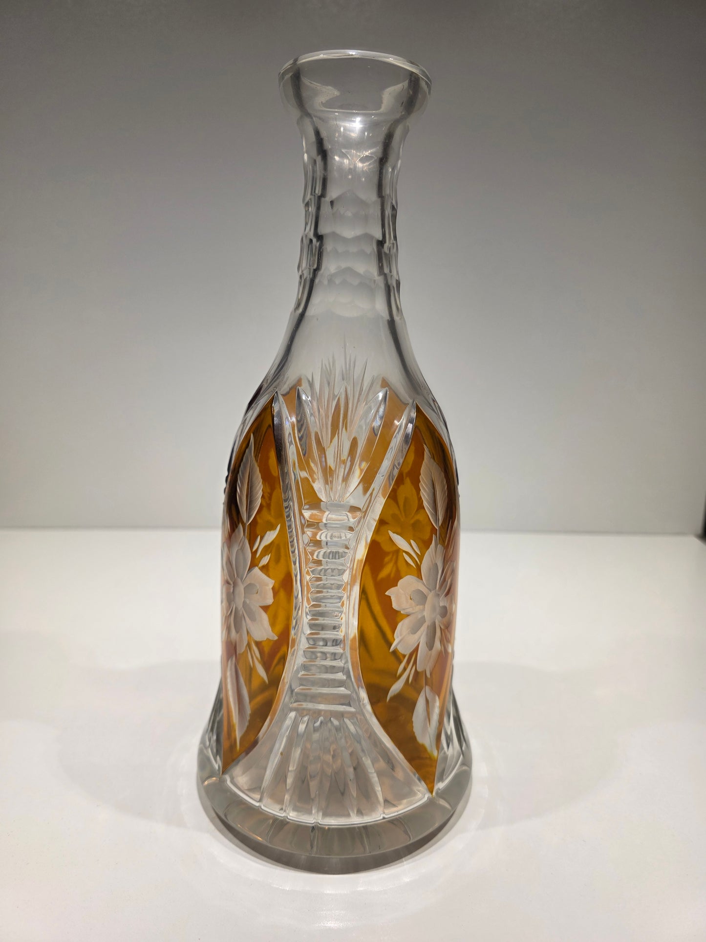 Carafe en cristal ambré de bohème 20ème siècle