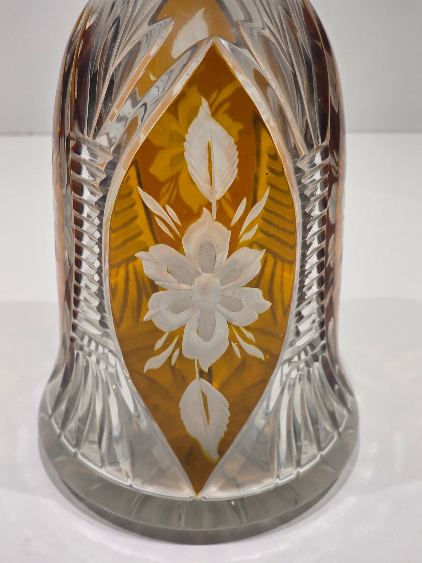 Carafe en cristal ambré de bohème 20ème siècle